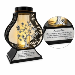Znicz solarny DRZEWO z grawerem – srebrny, personalizowany lampion nagrobny LED